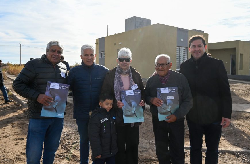 Claudio Poggi entregó escrituras a familias de La Toma y Naschel, consolidando el sueño de la casa propia