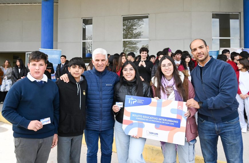 El Gobernador entregó tarjetas del Boleto Educativo Interurbano (BEI) en La Toma