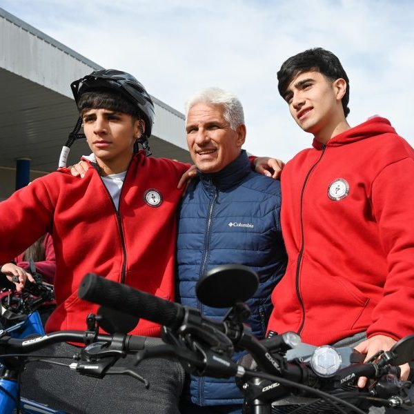 El gobernador entregó bicicletas del plan TuBi a estudiantes en la terminal de La Toma