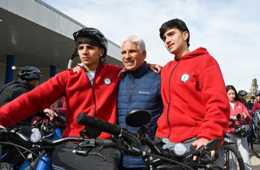 El gobernador entregó bicicletas del plan TuBi a estudiantes en la terminal de La Toma