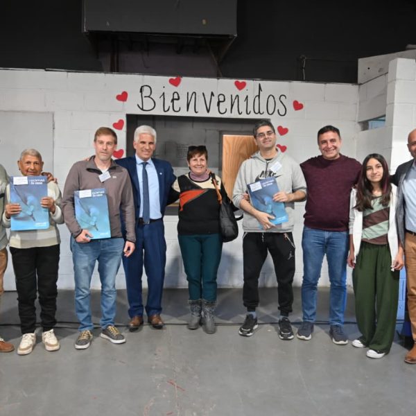 El Gobernador entregó escrituras a familias de La Punta