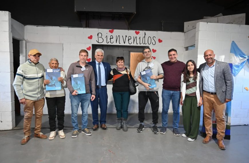 El Gobernador entregó escrituras a familias de La Punta