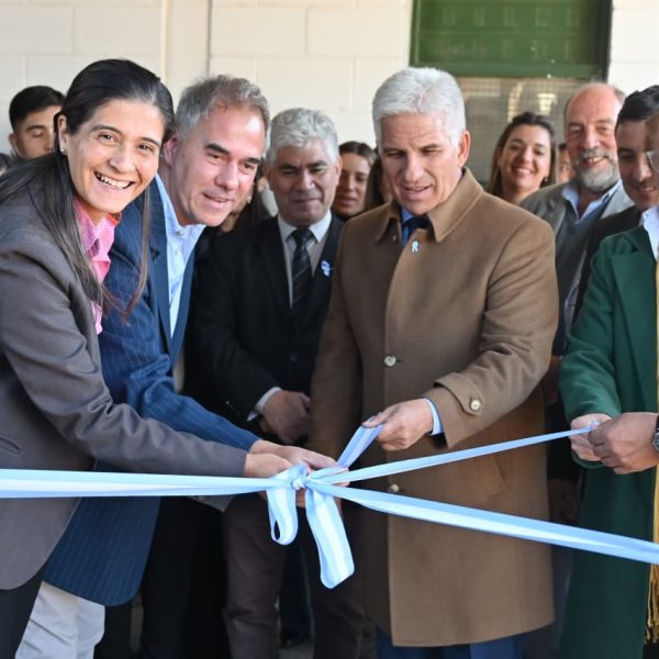 El Gobernador inauguró el taller de costura del Centro de Producción de Oportunidades