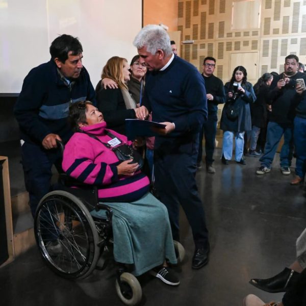 Poggi entregó escrituras y decretos de readjudicación a familias del Valle del Conlara