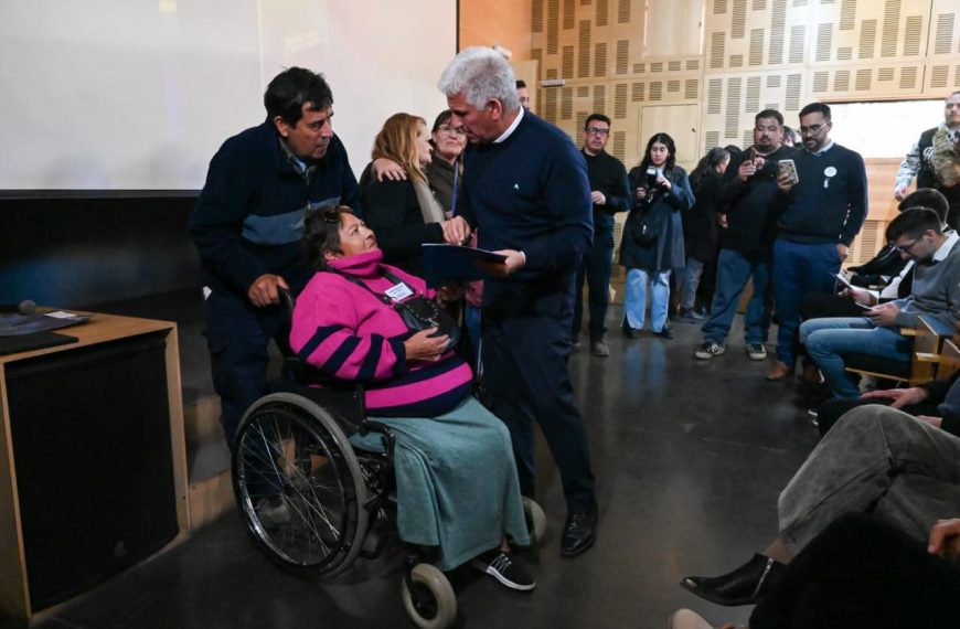 Poggi entregó escrituras y decretos de readjudicación a familias del Valle del Conlara