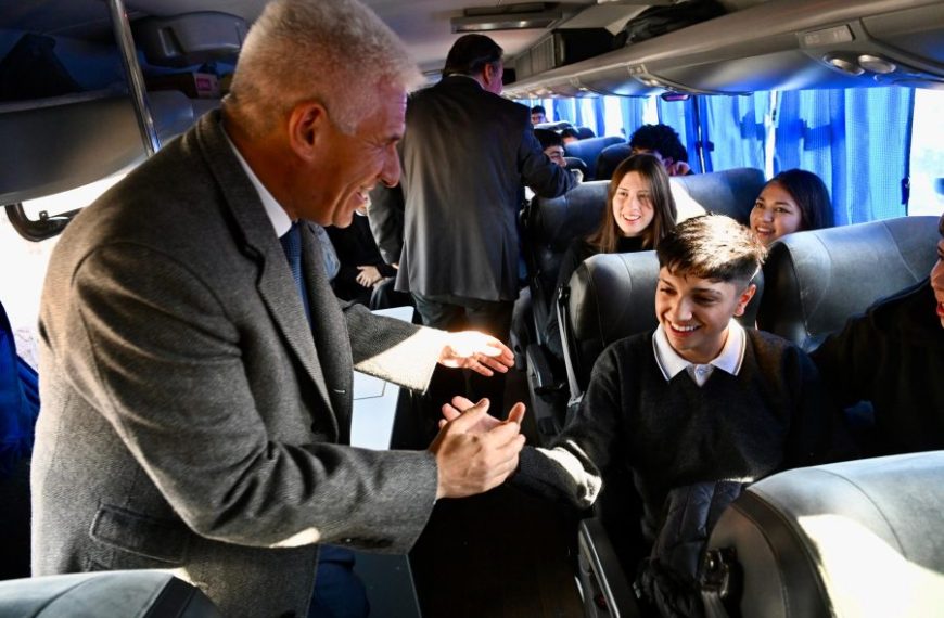 El Gobernador saludó a estudiantes de Luján que participarán del programa ‘Diputados por un Día’