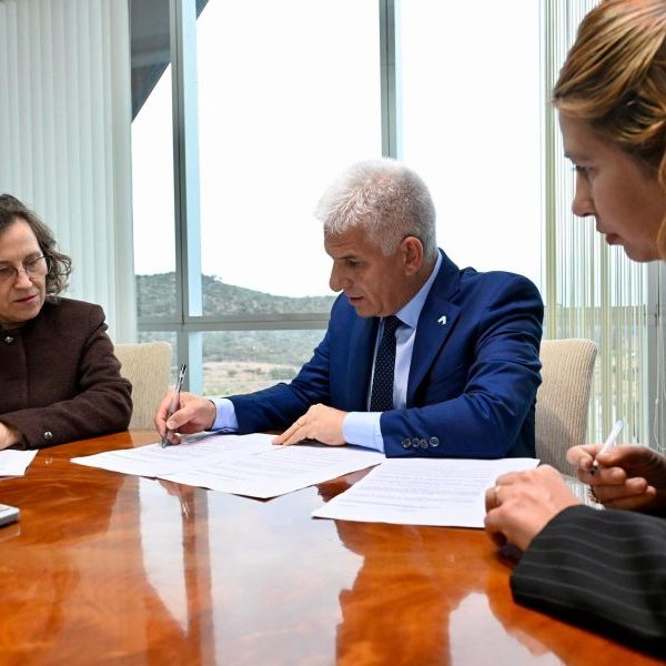 El Gobernador firmó un llamado a licitación para hacer una fuerte inversión en las maternidades
