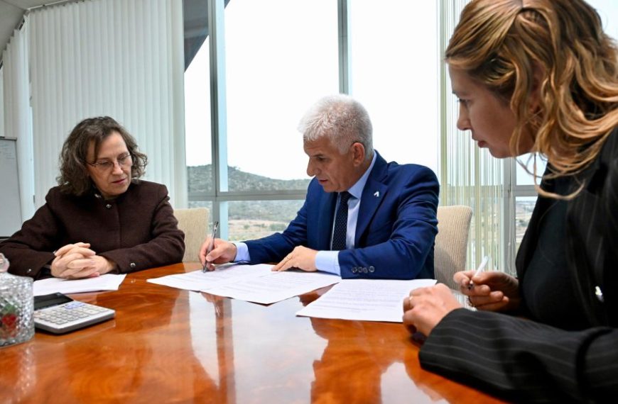El Gobernador firmó un llamado a licitación para hacer una fuerte inversión en las maternidades