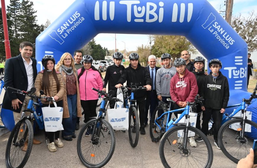 Poggi acompañó a los estudiantes de La Punilla en la entrega de las TuBi