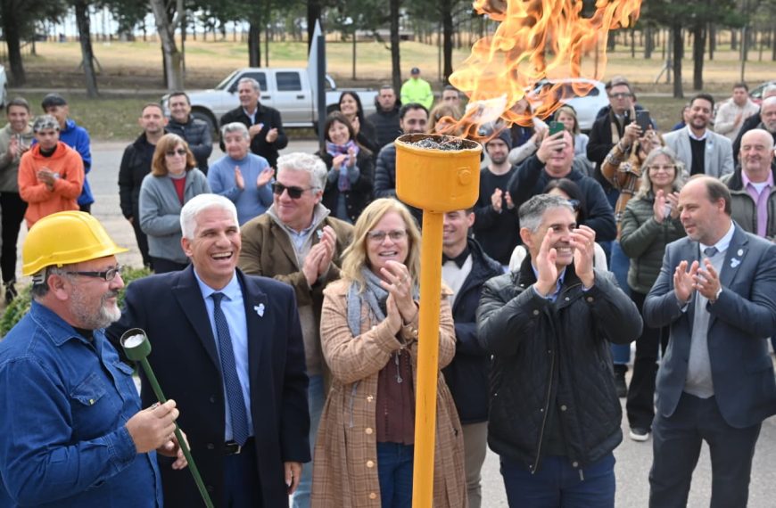 Poggi inauguró la red de gas natural en La Punilla