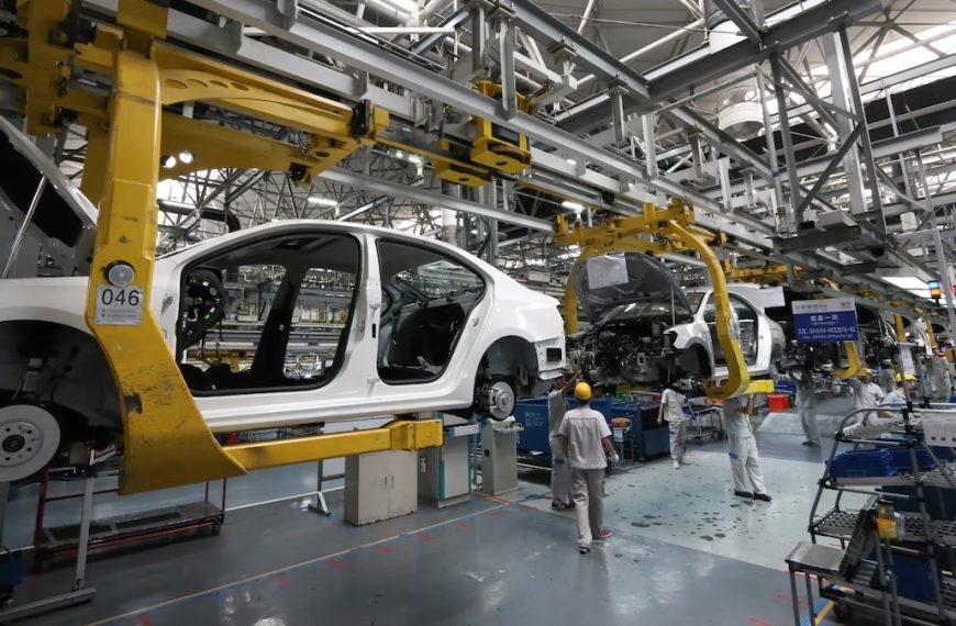 La actividad económica cayó 1,5% en abril pero se mantuvo por encima del mismo mes del año pasado
