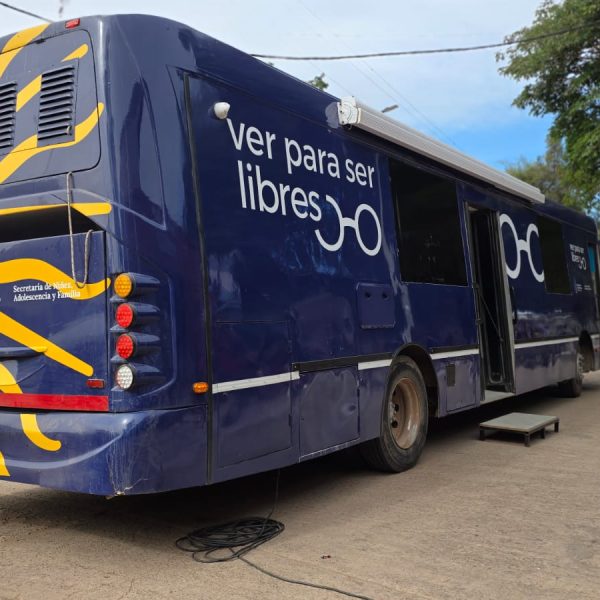 San Luis: dos colectivos recorrerán la provincia para realizar controles visuales y entregar anteojos gratuitos a niños y adolescentes