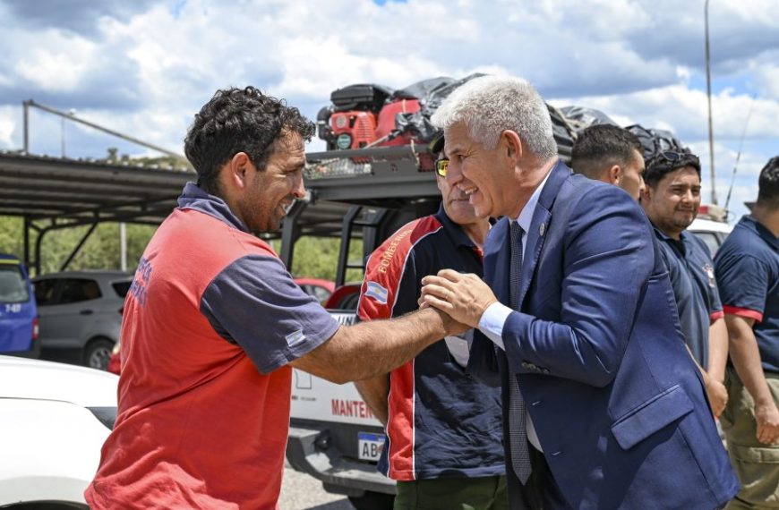 El Gobernador saludó a los bomberos voluntarios en su día
