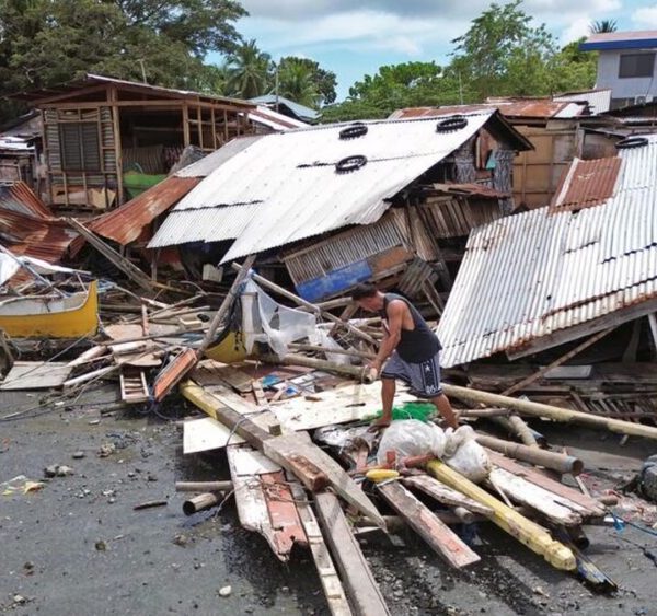 Un terremoto de 7,8 grados en Filipinas dejó al menos 31 muertos, edificios colapsados y una alerta de tsunami