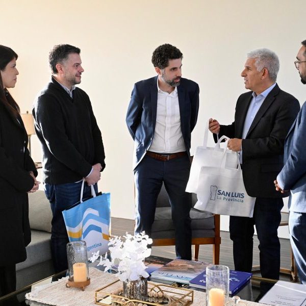 El Gobernador recibió a funcionarios de la secretaría de Turismo y Ambiente de Nación