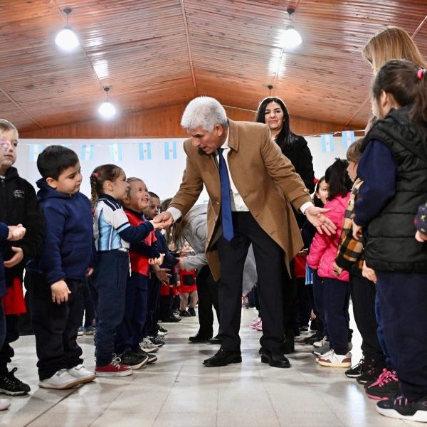 Poggi y la comunidad educativa inauguraron la renovación de la ENI N°4 ‘Rosario Vera Peñaloza’