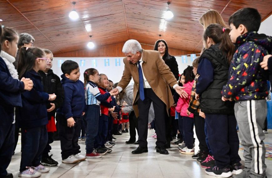 Poggi y la comunidad educativa inauguraron la renovación de la ENI N°4 ‘Rosario Vera Peñaloza’