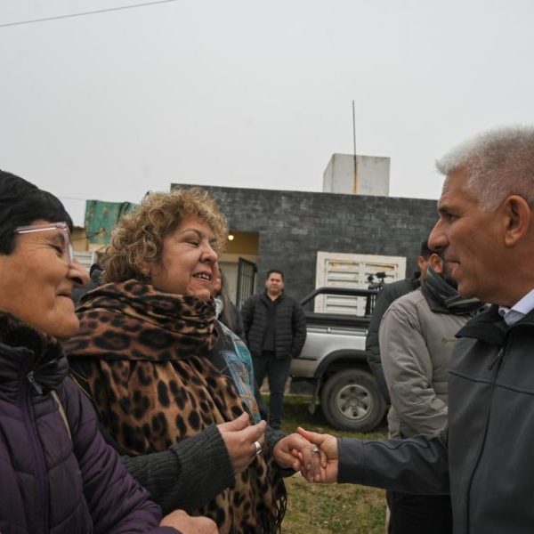 Poggi acompañó a vecinos del barrio 640 Viviendas en el estreno de pavimento
