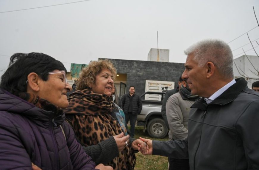 Poggi acompañó a vecinos del barrio 640 Viviendas en el estreno de pavimento