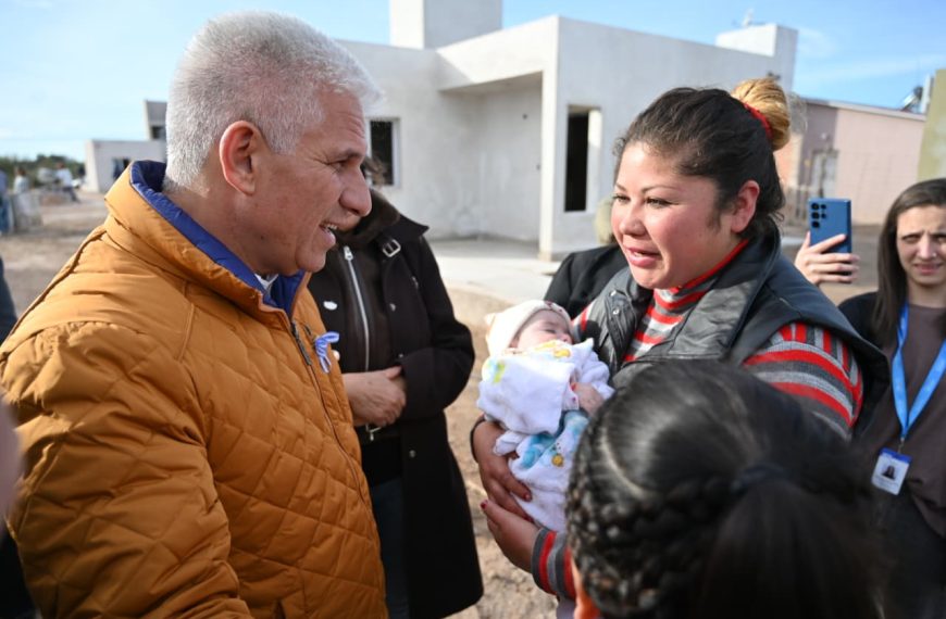 “Haremos viviendas hasta que el último inscripto esté en condiciones para recibir su casa”