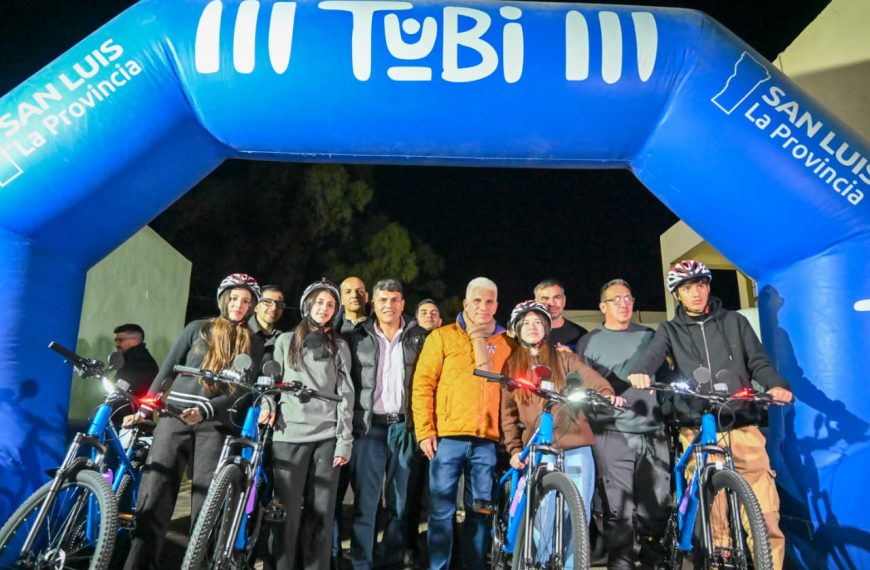 Los estudiantes de Alto Pencoso recibieron sus TuBi de la mano de Poggi