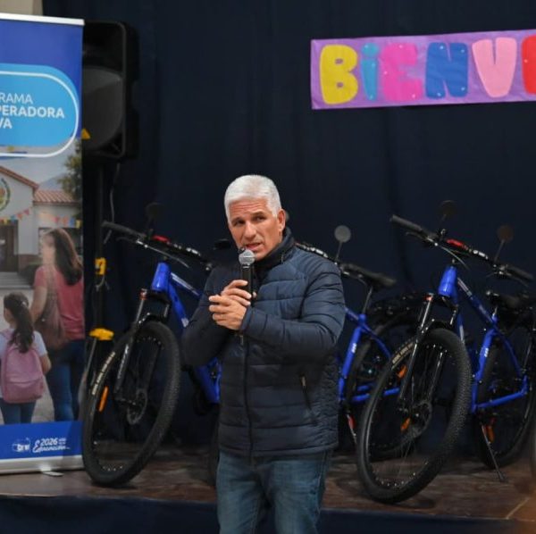 El Plan TuBi llegó a seis estudiantes de Juan Jorba, que ya usan su nuevo medio de transporte