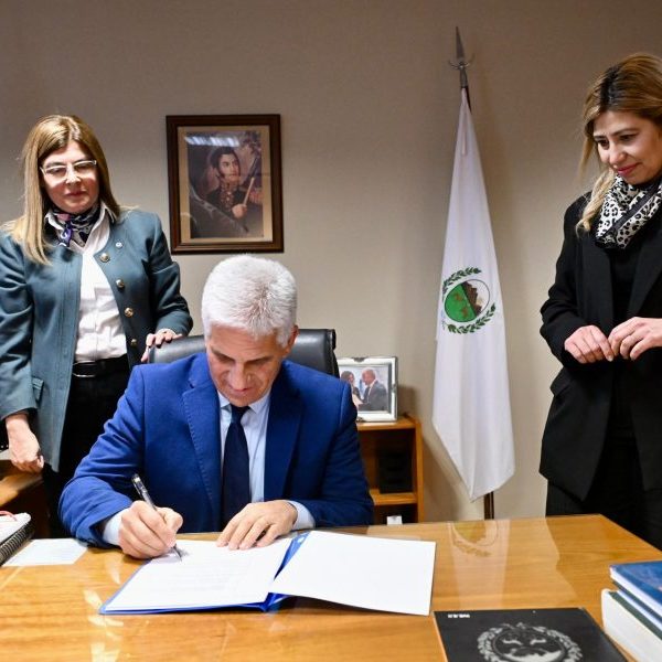El Gobernador firmó un decreto para modernizar el área tecnológica de la Fiscalía de Estado
