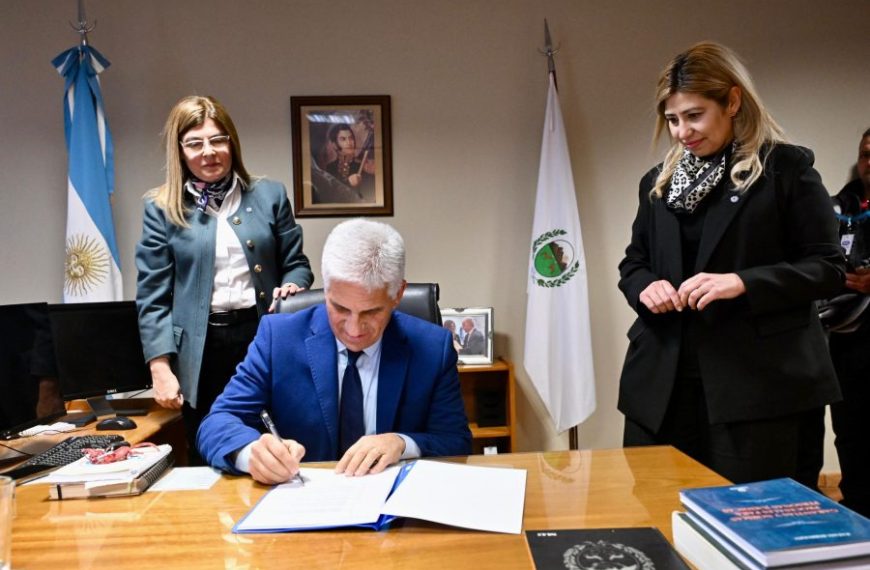 El Gobernador firmó un decreto para modernizar el área tecnológica de la Fiscalía de Estado