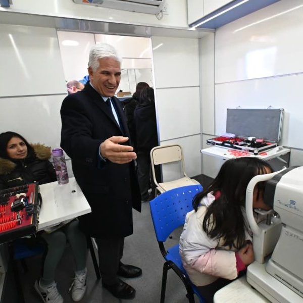 Poggi visitó el colectivo que realiza controles oftalmológicos gratuitos en la capital