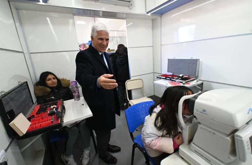 Poggi visitó el colectivo que realiza controles oftalmológicos gratuitos en la capital