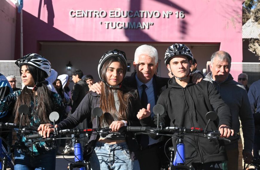 Estudiantes de Beazley recibieron sus TuBi de manos del Gobernador