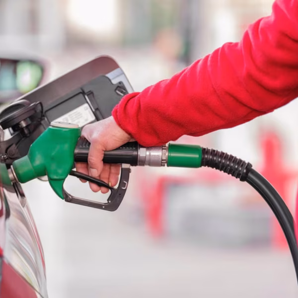 El Gobierno volvió a postergar el aumento de impuestos para contener los precios de la nafta y el gasoil
