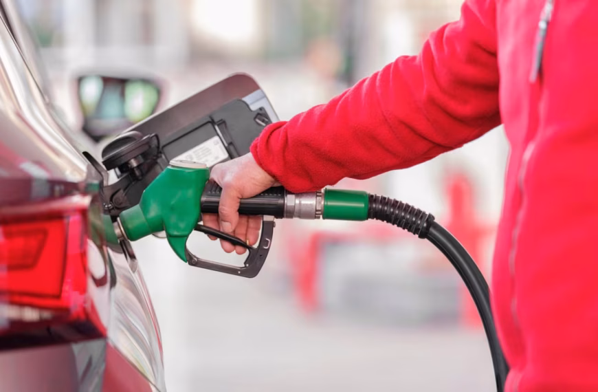 El Gobierno volvió a postergar el aumento de impuestos para contener los precios de la nafta y el gasoil