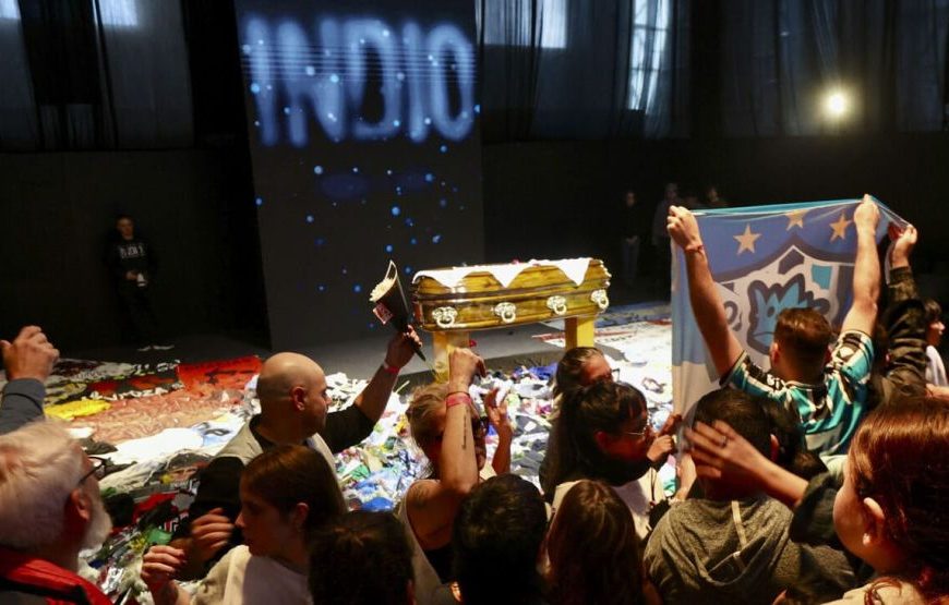 La despedida masiva al Indio Solari quedó entre los funerales más populares de la historia junto a los de Perón y Evita
