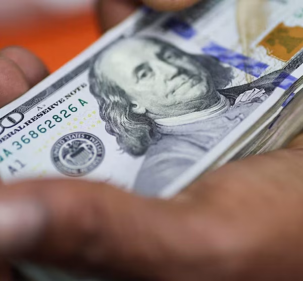 Habilitan cuentas sueldo en dólares para que las empresas puedan pagar salarios en moneda extranjera