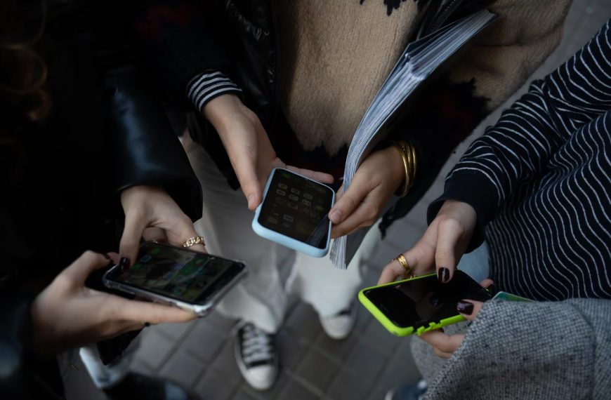 Es oficial: Francia prohíbe redes sociales a menores de 15 años