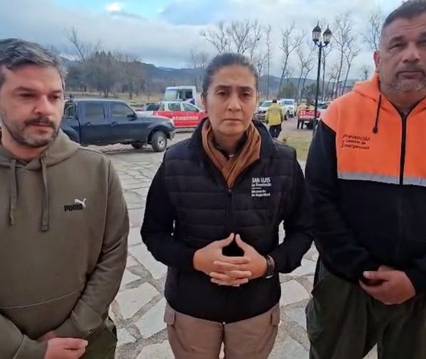El Gobierno continúa el combate contra las llamas en la zona serrana de Estancia Grande