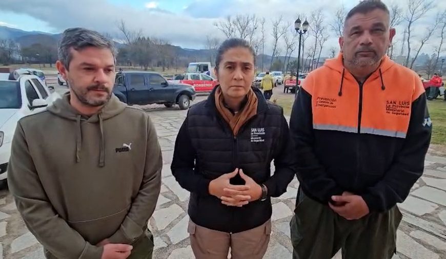 El Gobierno continúa el combate contra las llamas en la zona serrana de Estancia Grande