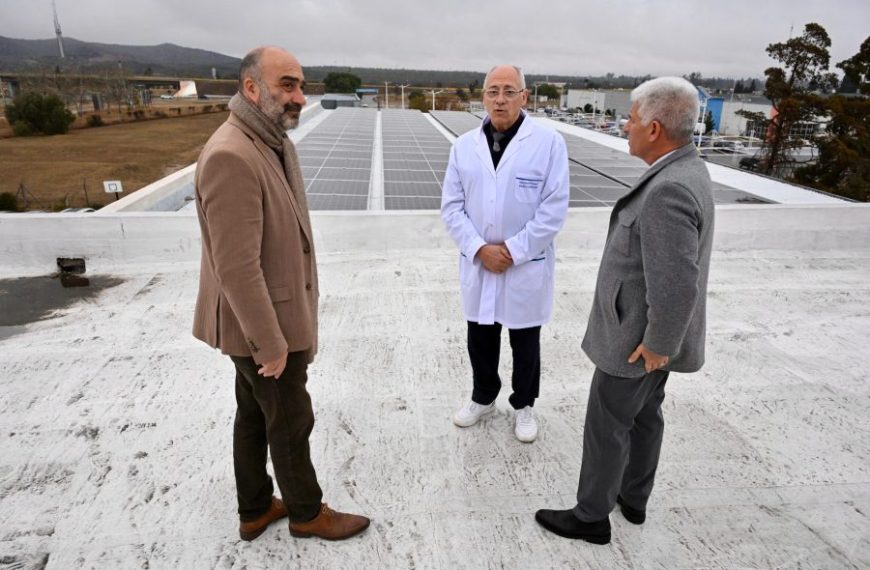 Poggi acompañó la presentación del sistema de energía solar de la firma Íntegra Servicios Médicos