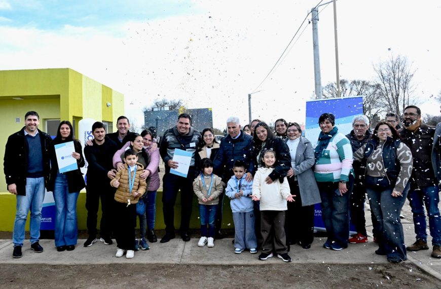 Poggi sorprendió a tres familias de Fortuna: les entregó este viernes su casa