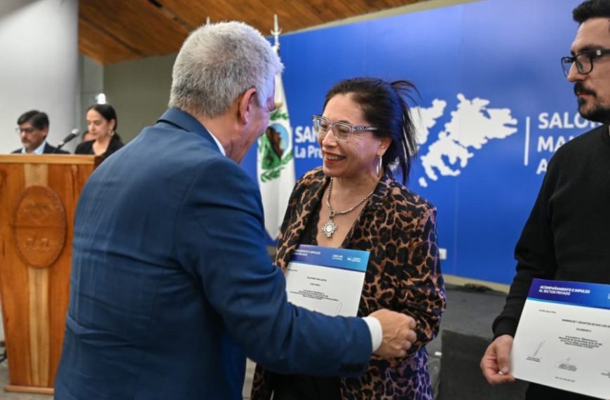 Poggi entregó decretos, certificados y resoluciones para impulsar la actividad productiva privada