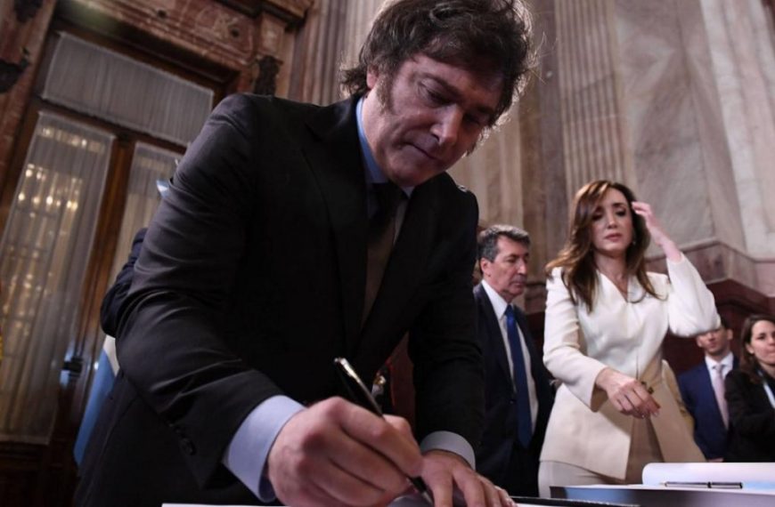 Milei autorizó por decreto a expulsar del país a extranjeros que “expresen mensajes de odio” contra la Argentina y sus ciudadanos