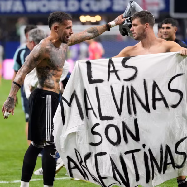 Qué sanción podría recibir la Selección argentina por mostrar una bandera de las Islas Malvinas tras eliminar a Inglaterra