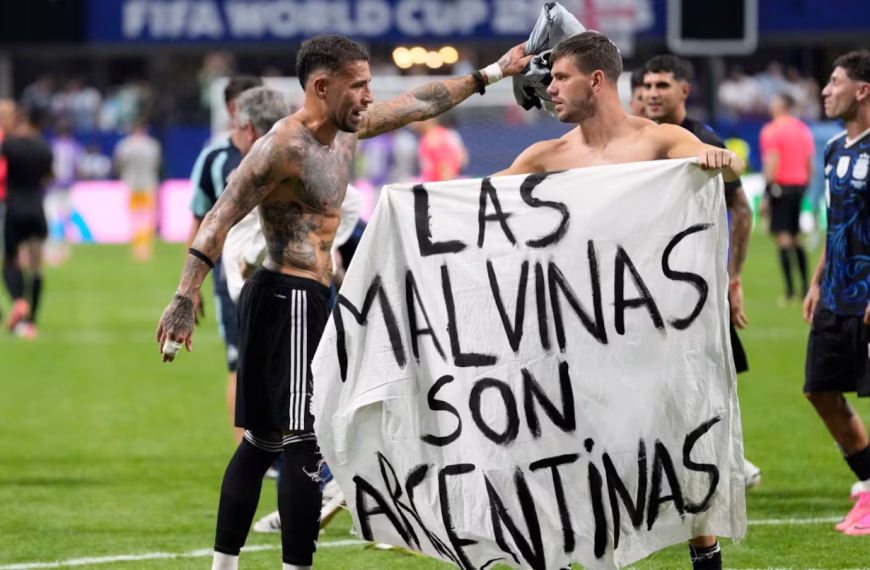 Qué sanción podría recibir la Selección argentina por mostrar una bandera de las Islas Malvinas tras eliminar a Inglaterra