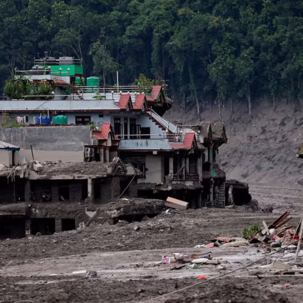 Nepal y China elevan la cifra de víctimas del colapso del glaciar en la frontera: 362 muertos y más de 1.300 desaparecidos