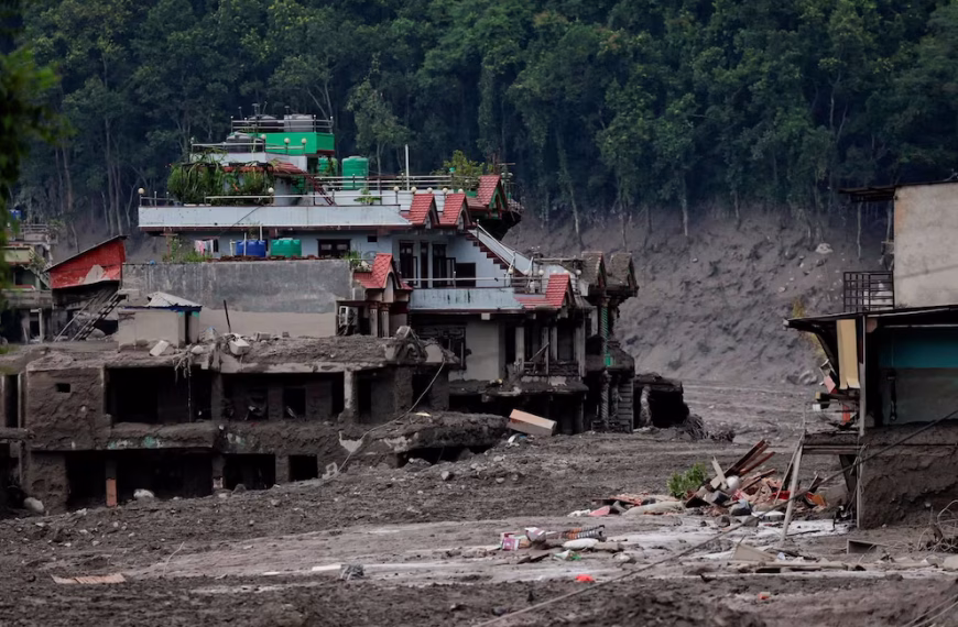 Nepal y China elevan la cifra de víctimas del colapso del glaciar en la frontera: 362 muertos y más de 1.300 desaparecidos