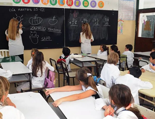 Sólo 50 de cada 100 estudiantes llegan al final de la primaria en tiempo y en forma