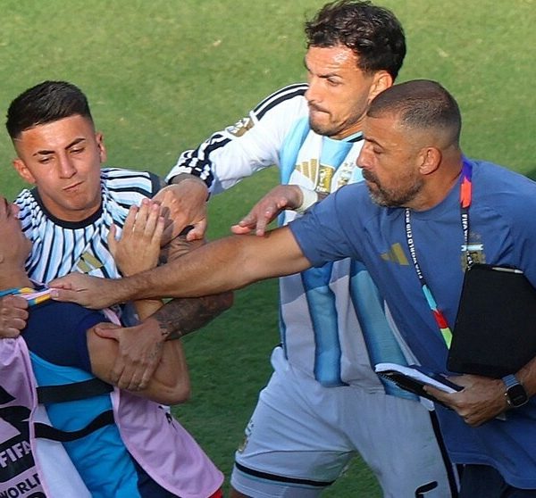 La FIFA sancionó a Leandro Paredes con 10 partidos por su pelea en la final y multó a Argentina por la bandera de Malvinas