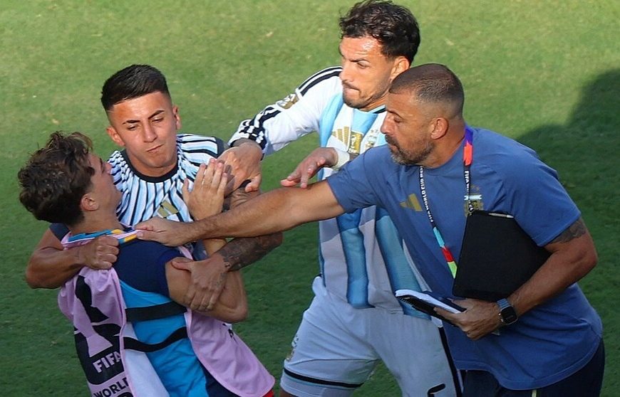 La FIFA sancionó a Leandro Paredes con 10 partidos por su pelea en la final y multó a Argentina por la bandera de Malvinas