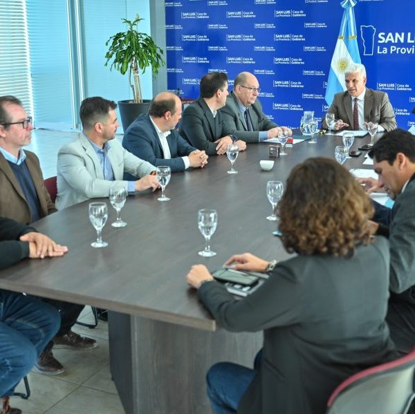 Cinco intendentes firmaron un acuerdo con el Gobierno para obras de viviendas de autoconstrucción